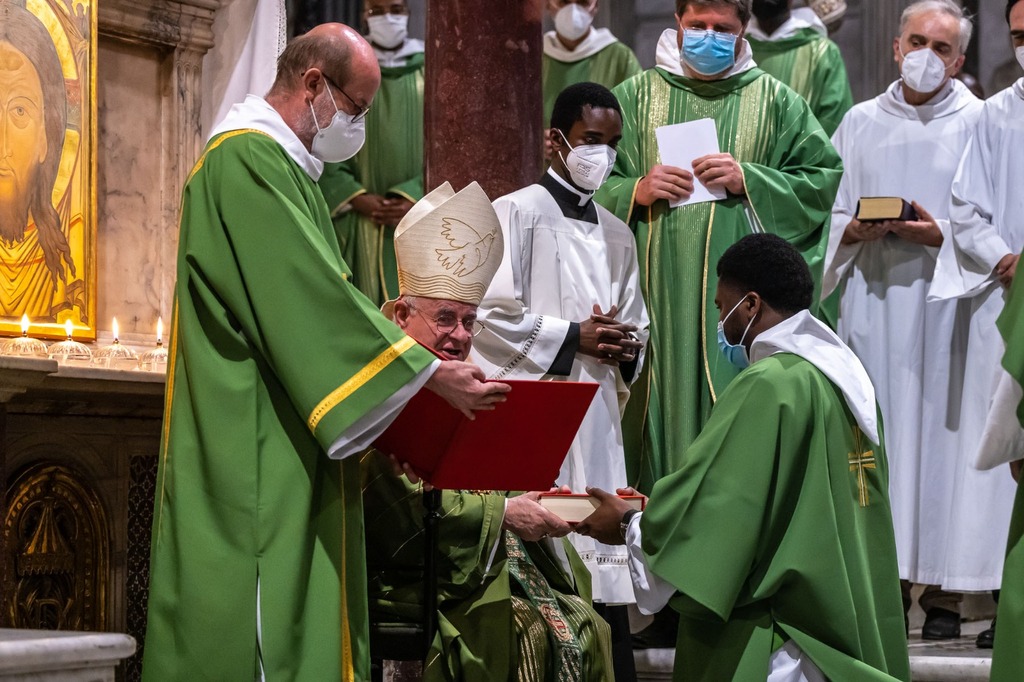Diakonenweihe in Santa Maria in Trastevere von zwei jungen Männern der Gemeinschaft Sant'Egidio in Nigeria. Homilie von Erzbischof Vincenzo Paglia
